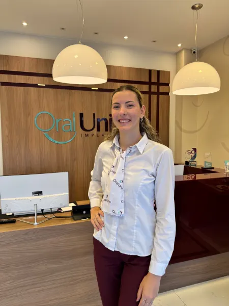 Profissional da OralUnic Tijucas na recepção